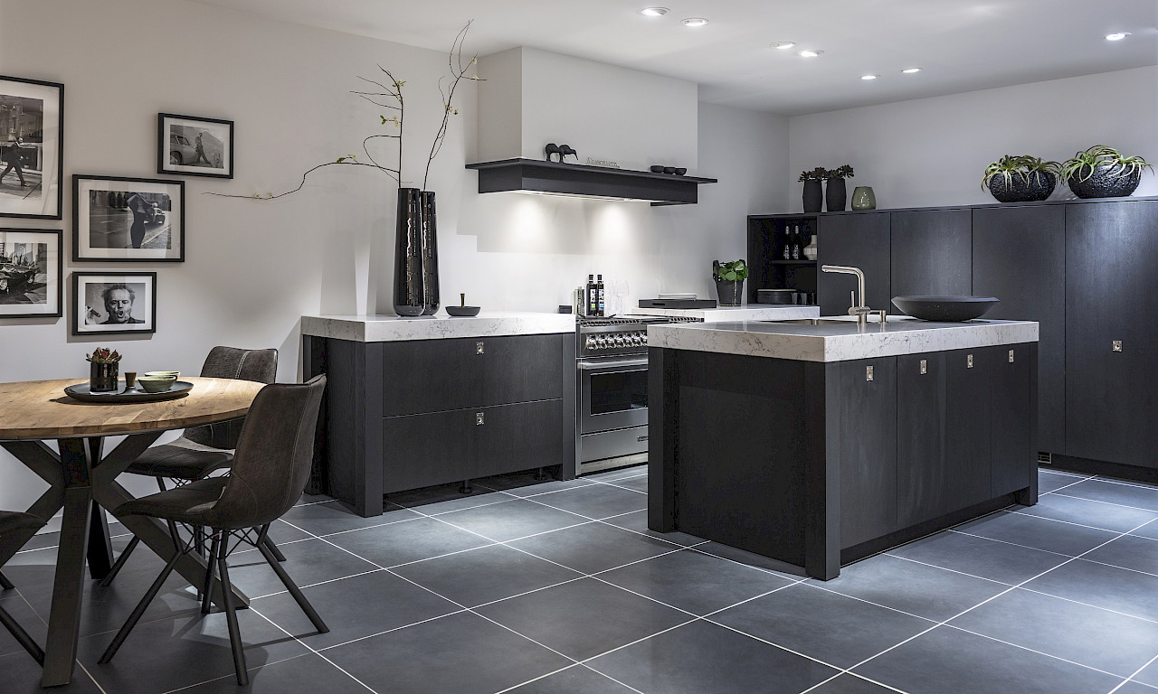 zwarte houten keuken