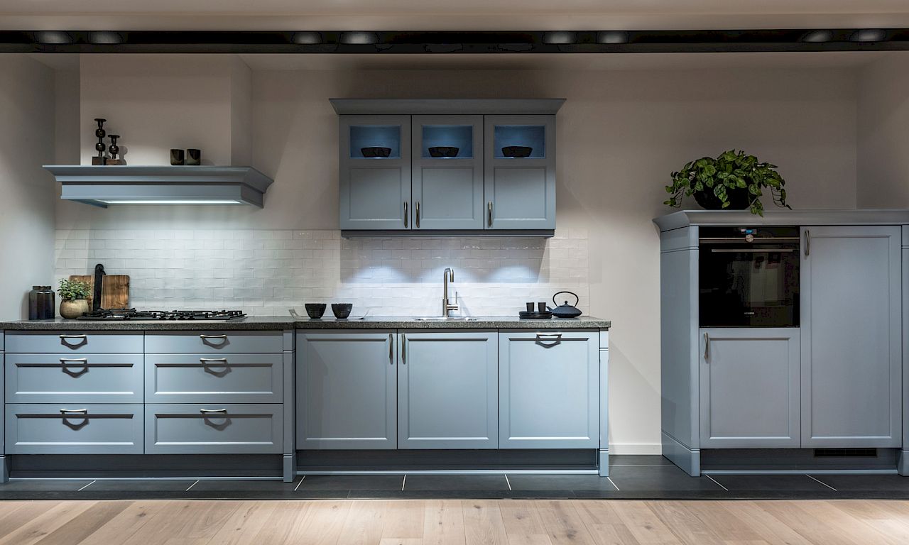 lichtblauwe houtfineer keuken