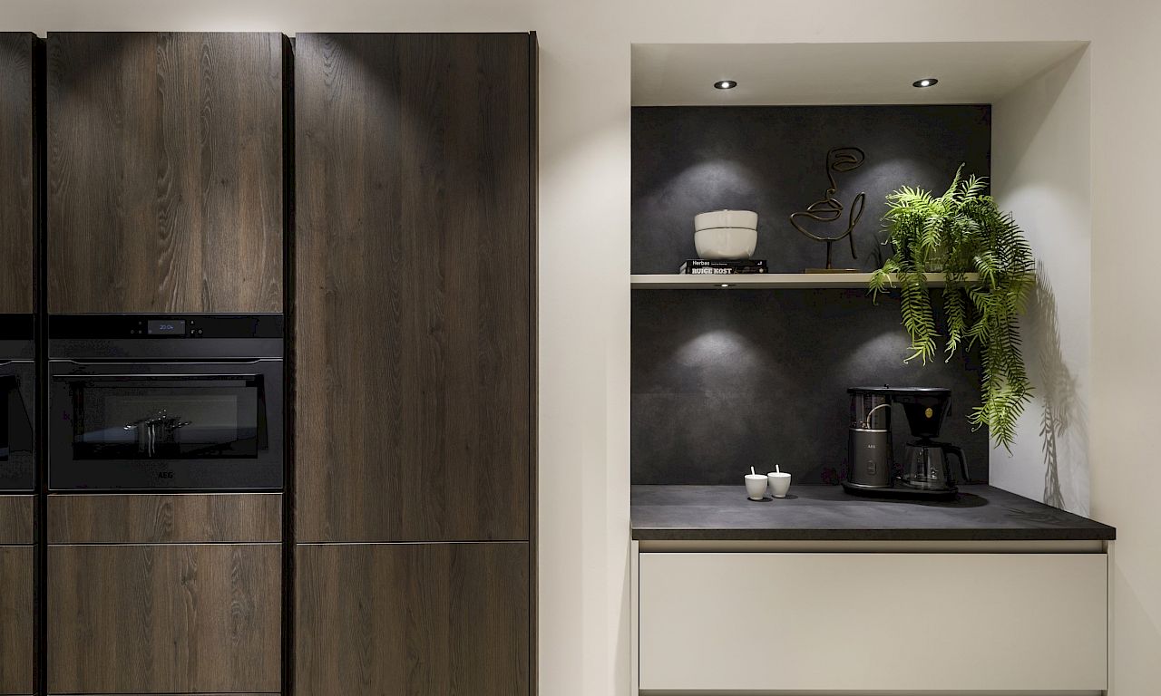eilandkeuken houten kastenwand