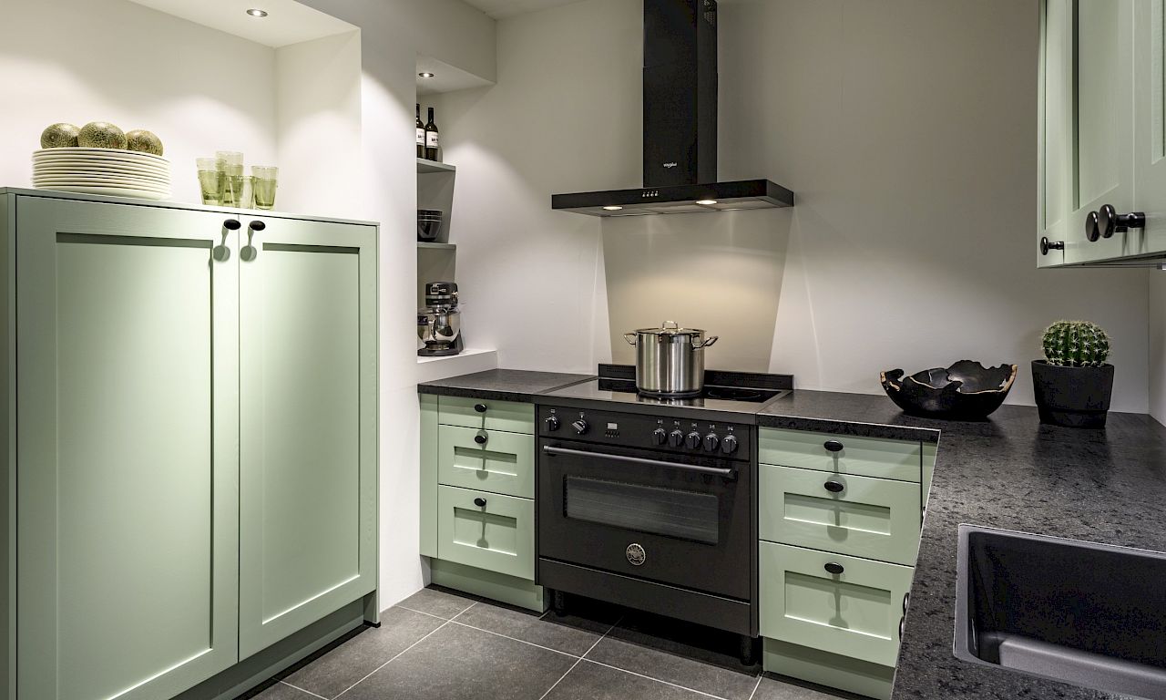 pastelgroene houten keuken