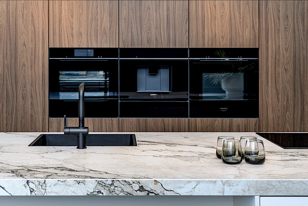 Moderne witte keuken met hout