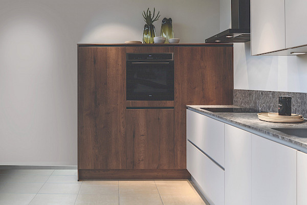Moderne witte keuken met hout