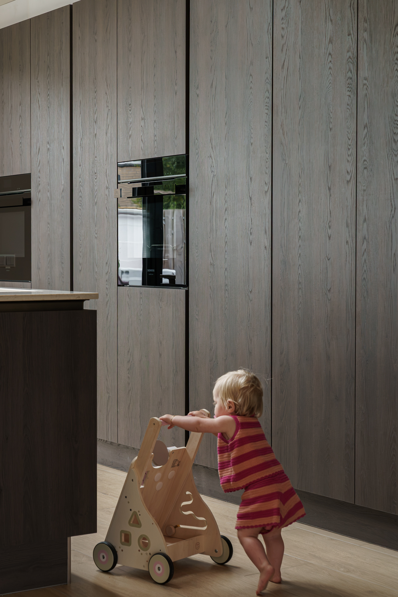 Binnenkijken in de houten keuken van de Familie Kouwenberg