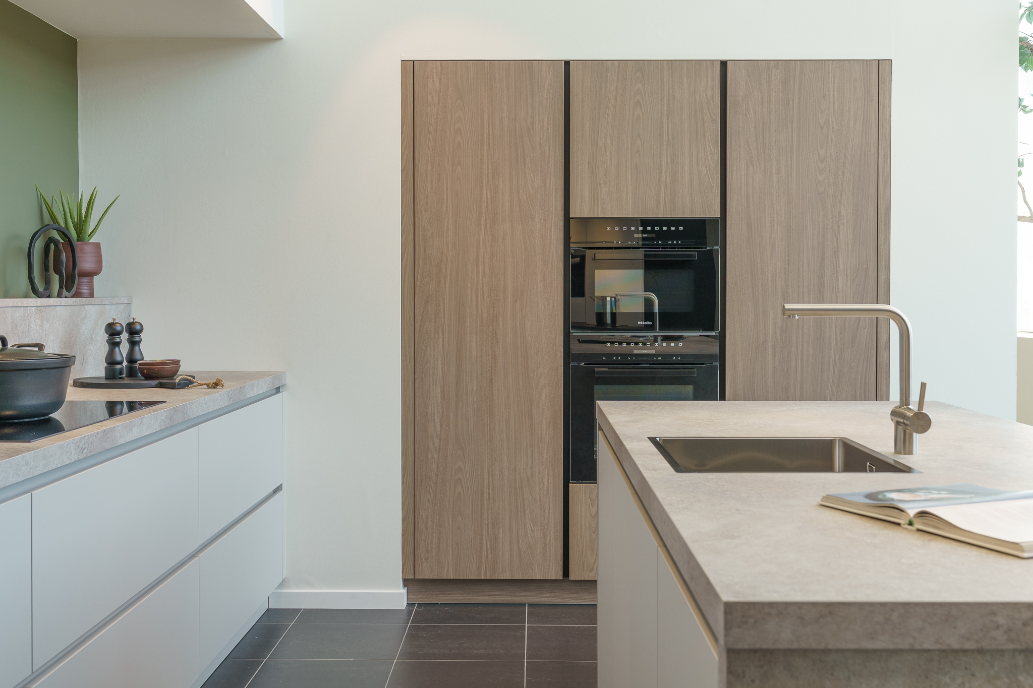 Trendy houten greeploze keuken