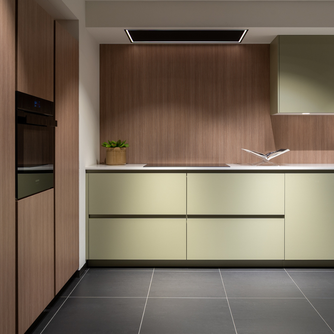 Hoekkeuken met hout of houtlook