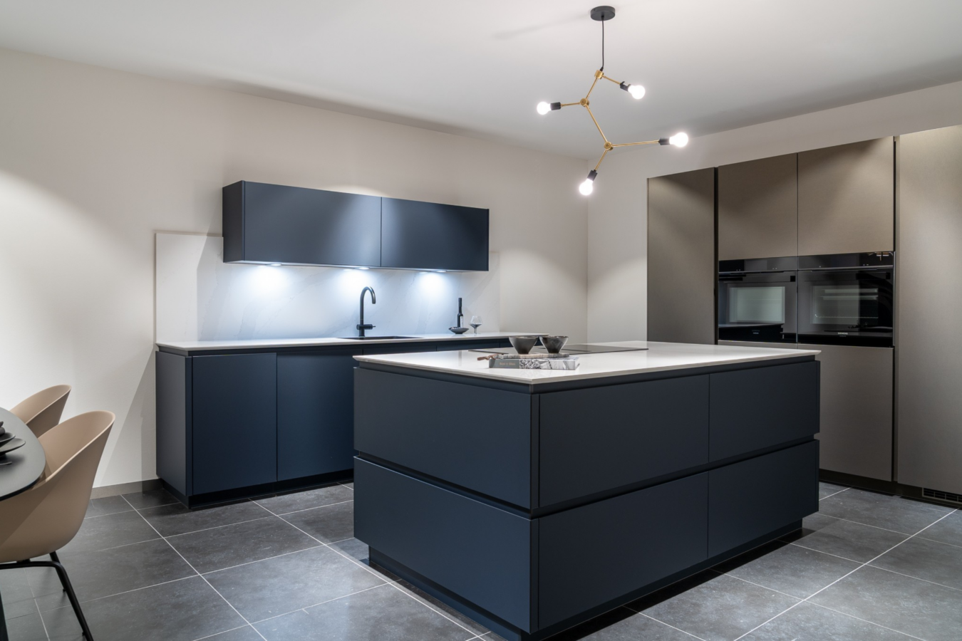 Donkerblauwe keuken